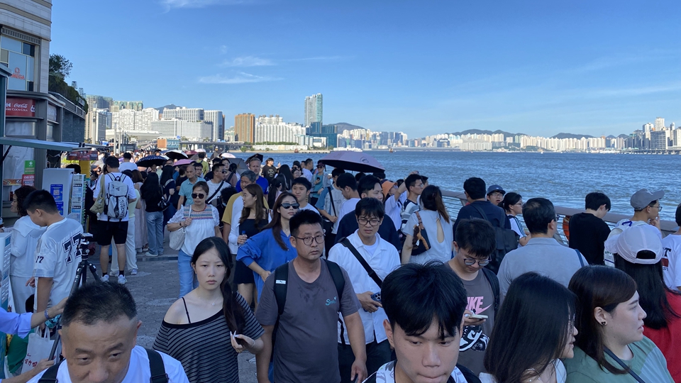 有片｜國慶黃金周大批內旅客湧港 香港多處推出應節優惠活動