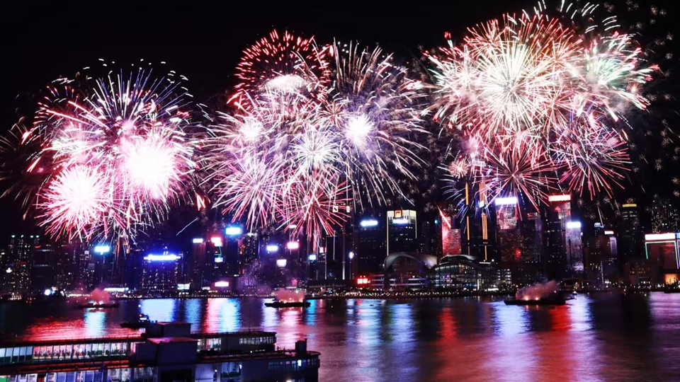 逾3萬枚煙花閃耀維港上空 共賀國慶76周年