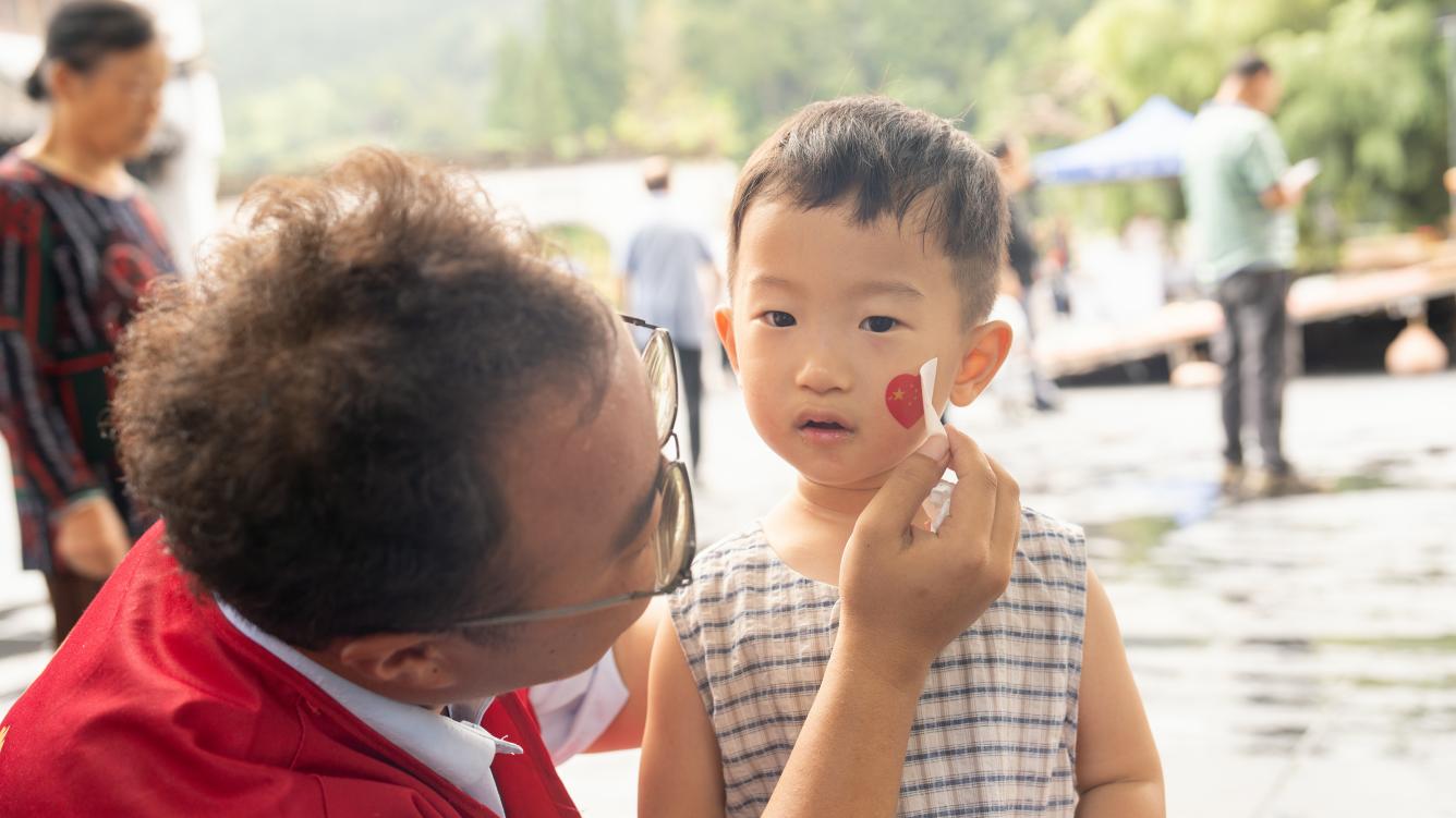 最豐富的表情最飽和的色調  皖黟縣遊客村民與祖國同頻共振