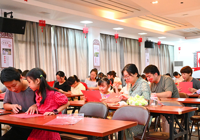 皖休寧縣：非遺剪紙賀國慶 童心飛揚家國情