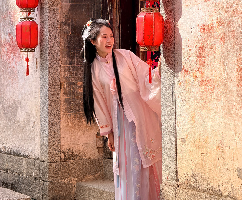 霓裳舞靈山 遊客美成海報  皖徽州區漢服旅拍「定格」文旅新風景