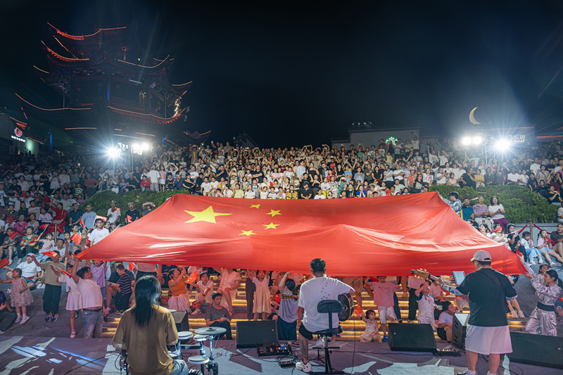 祝福祖國共慶盛世  皖屯溪河街紅歌飛揚