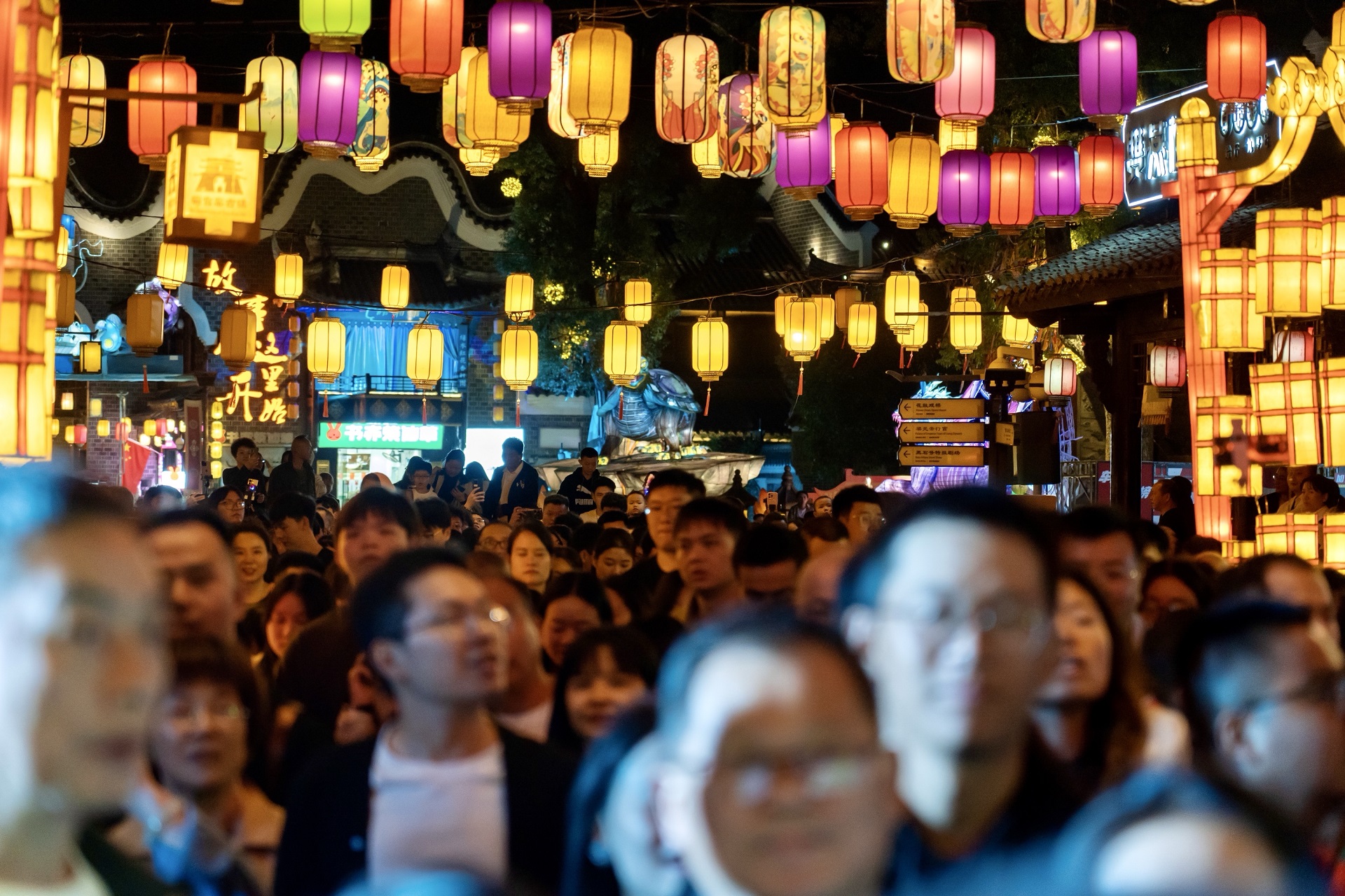 銅官窯國風樂園國慶首日迎客1.5萬人次 千燈璀璨演繹國風盛景