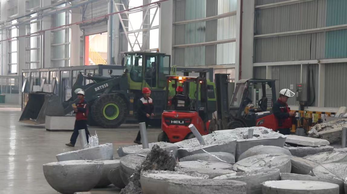 硯山企業國慶期間生產忙 員工堅守崗位保運行