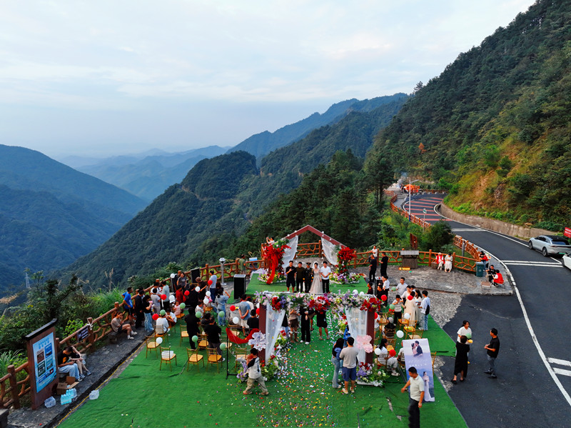 皖休寧縣：璜尖嶺頂許下浪漫誓言  徽州天路飄揚幸福瓔珞 