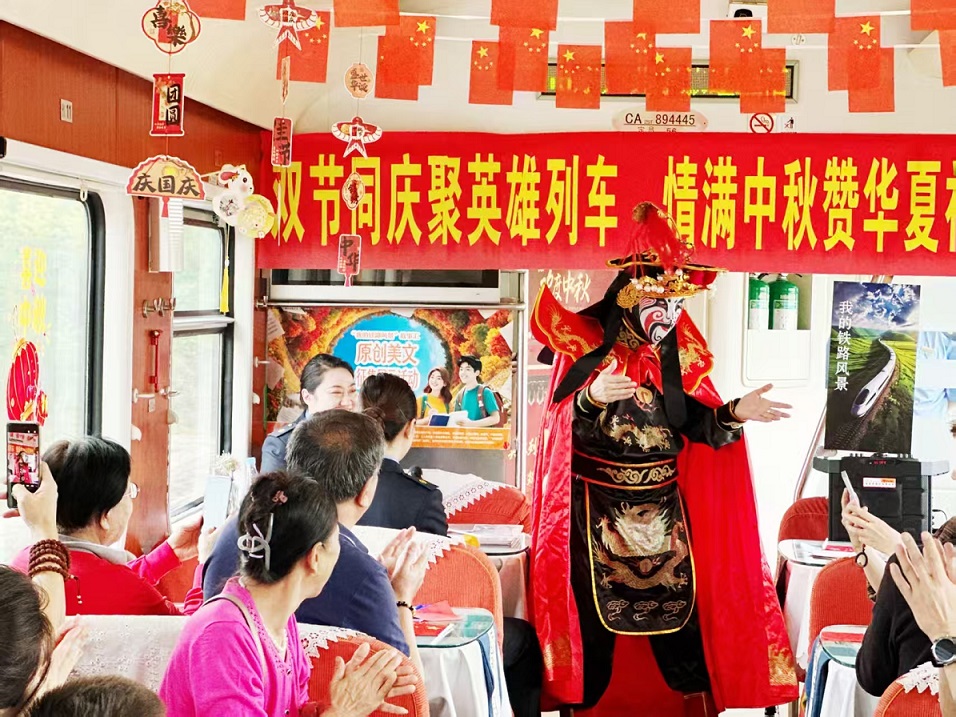 英雄列車載鄉愁 雙節同慶暖旅途——12次列車打造別樣「鐵路風景」