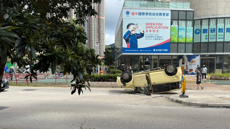 多圖丨將軍澳私家車自炒「反肚」 司機一度被困