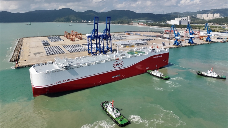 比亞迪「濟南號」從小漠首航！滿載6000餘輛新能源車出海新加坡