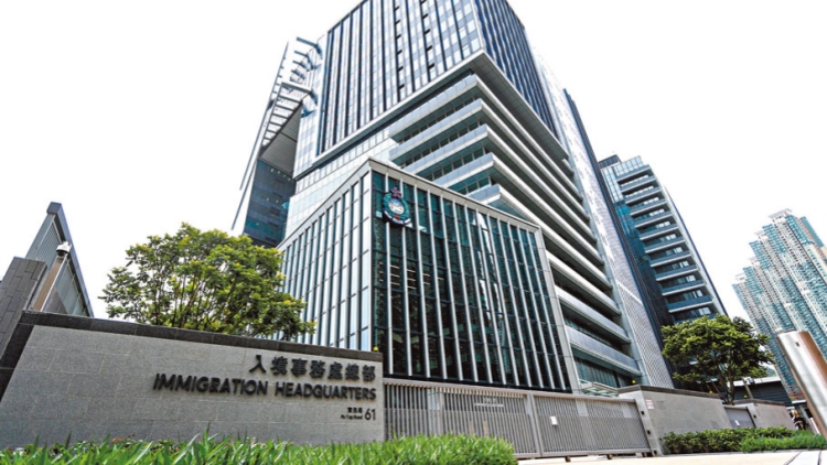 截至晚9時逾92萬人次出入境 43萬人次出境