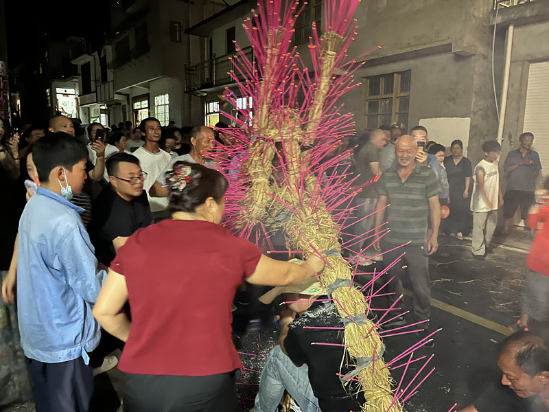 舉龍要穩轉身要快   皖休寧稻香龍舞動中秋慶豐年