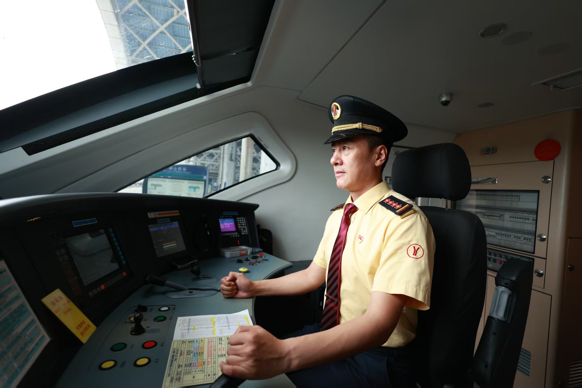 堅守I廣東城際鐵路司機陳威：手裡的操縱杆連着千百個家庭的平安