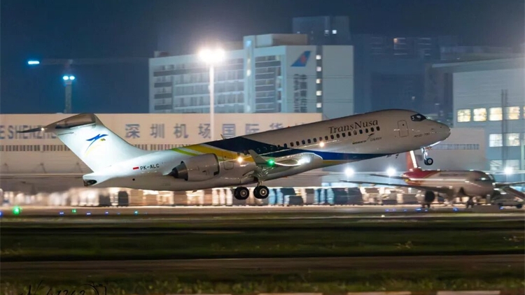 國產客機C909深圳首飛 深圳直飛印尼美娜多航線開通！