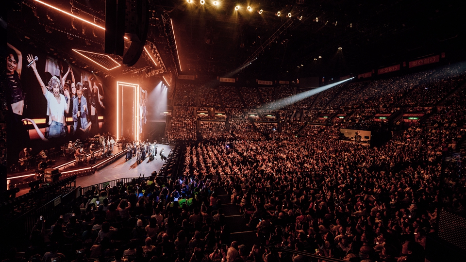 紅館演唱會首場 葉蒨文晒馬甲線狂跳13分鐘 林子祥唱《海闊天空》感觸落淚