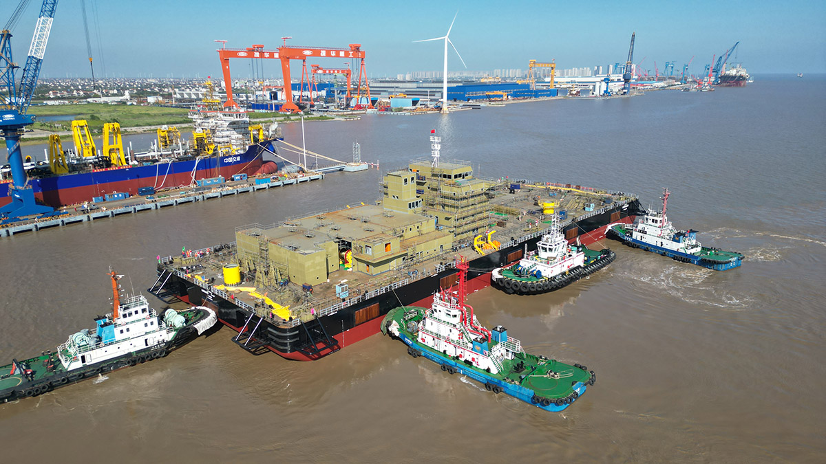 迪拜5000噸固定臂架起重船在江蘇啟東吉水