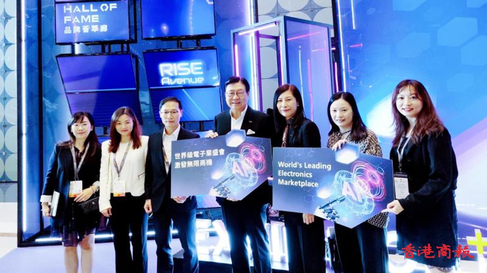 有片｜秋電展機械人現磨咖啡拉花 仿生手彈琴吸睛