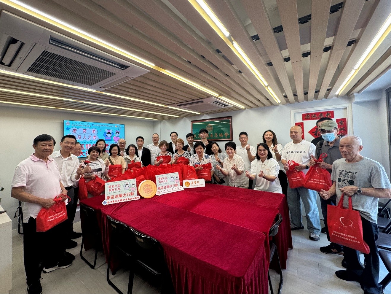 「東區關愛敬老送暖大行動」啟動  五豐行全力支持   