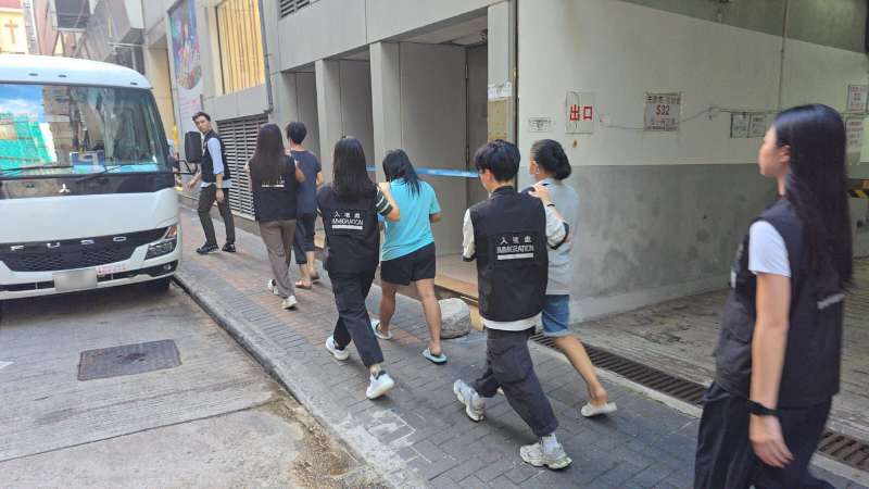 入境處打擊非法勞工拘16人 涉外傭假日外出工作