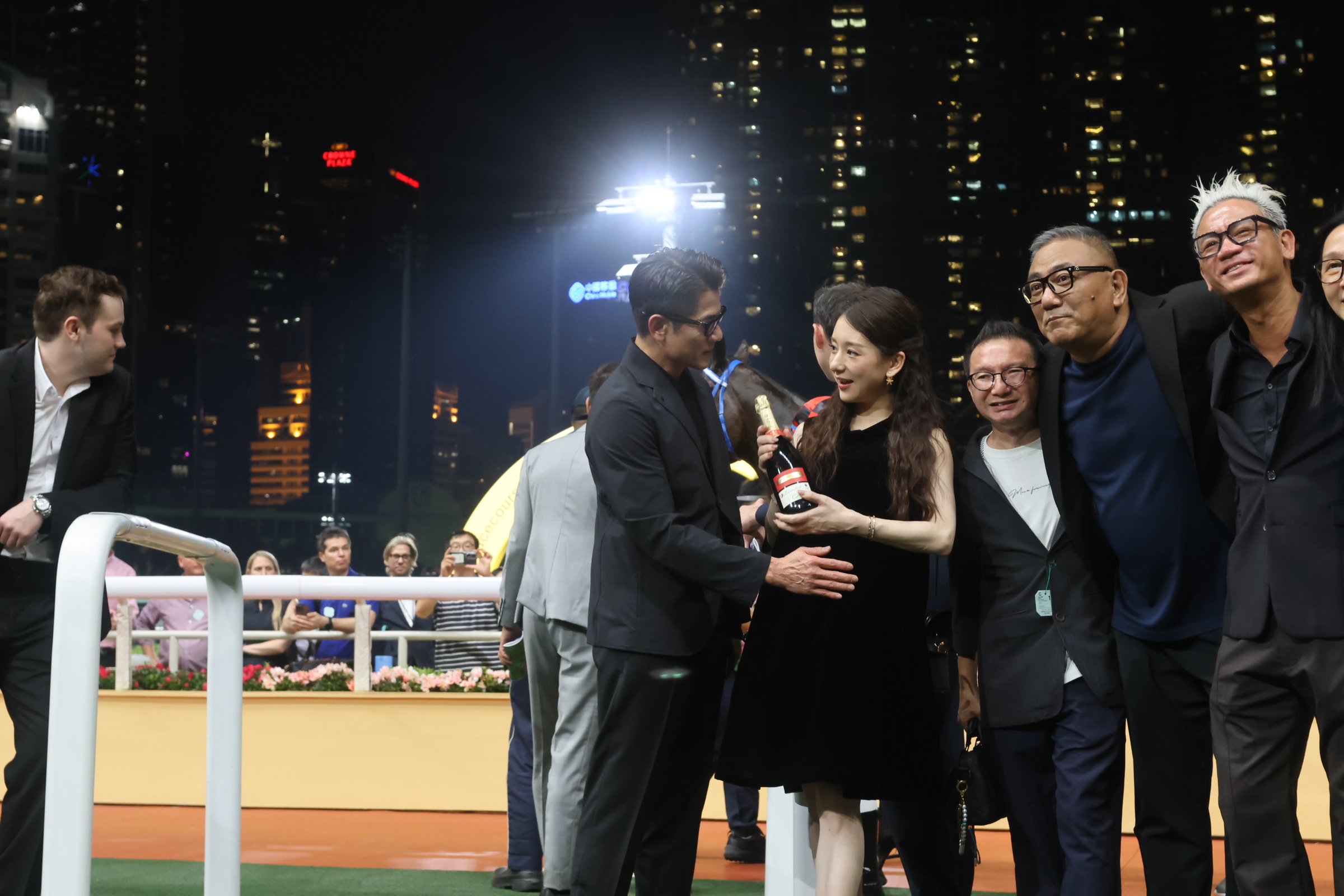 有片丨同方媛拉頭馬 城城摸孕肚場面溫馨