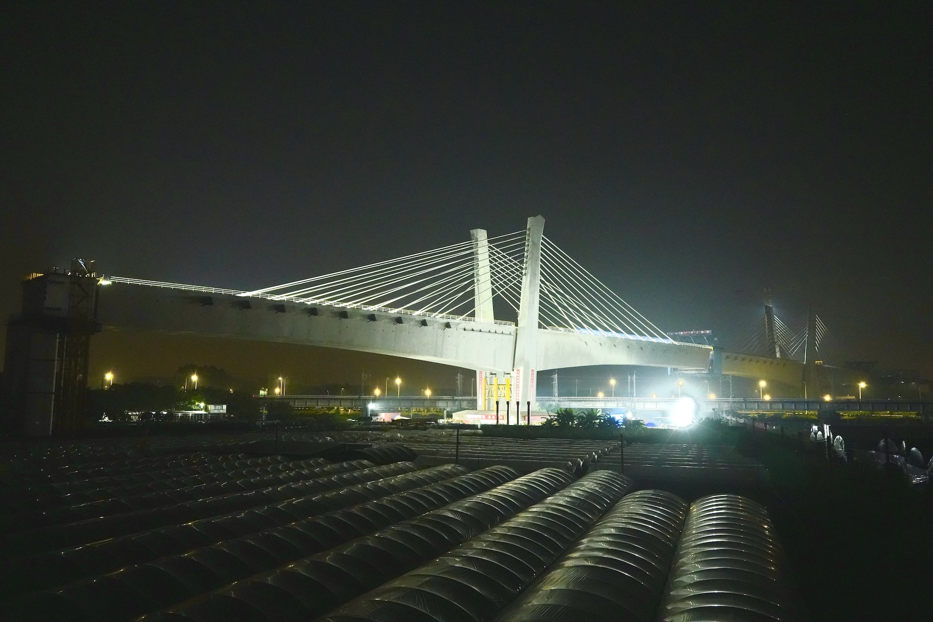 3.1萬噸空中「芭蕾舞者」 廣佛西環城際鐵路完成斜拉橋「空中轉體」