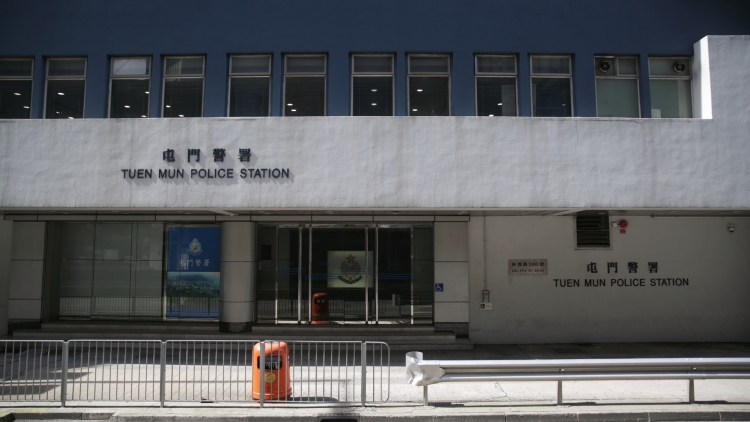 私家車屯門翻側司機逃逸 揭藏62.8萬元依托咪酯