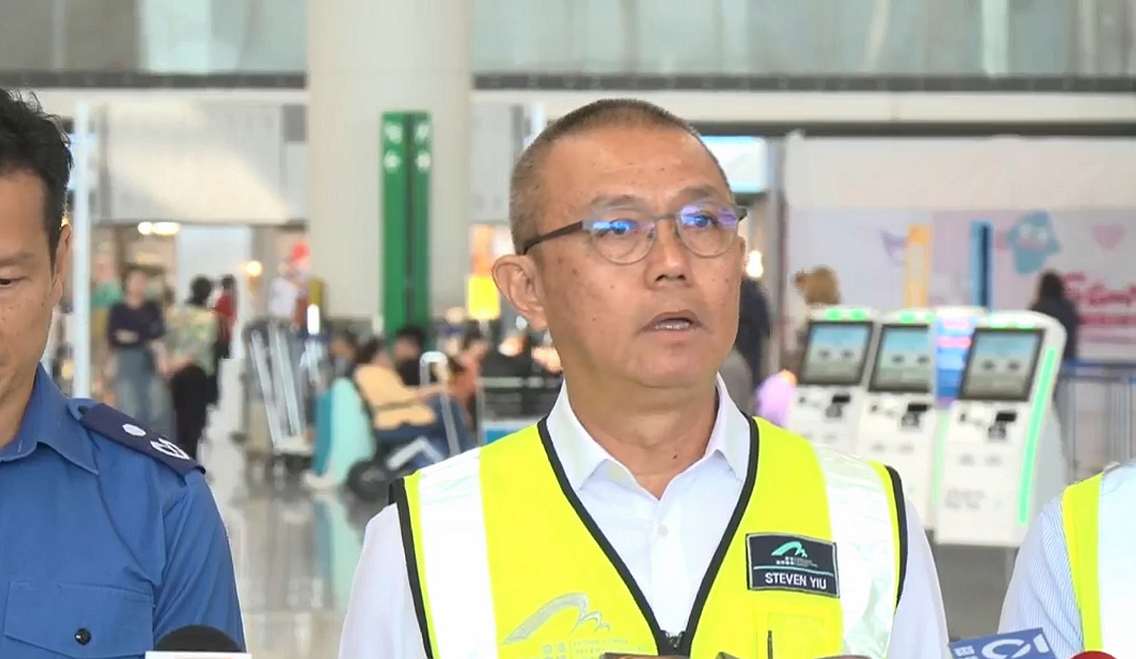 巡邏車停靠位置與跑道保持安全距離  未知是否與強風有關