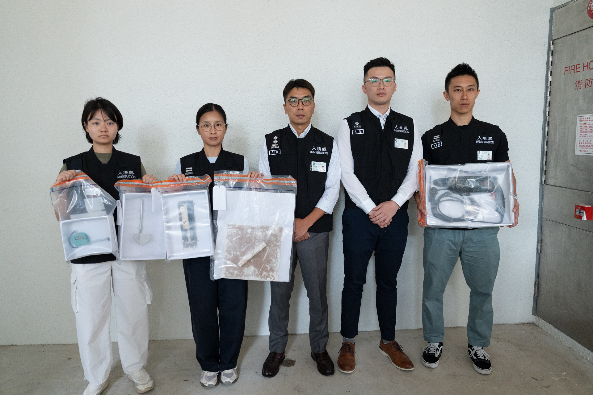 有片 〡入境處東涌打擊黑工行動 拘捕10名男女