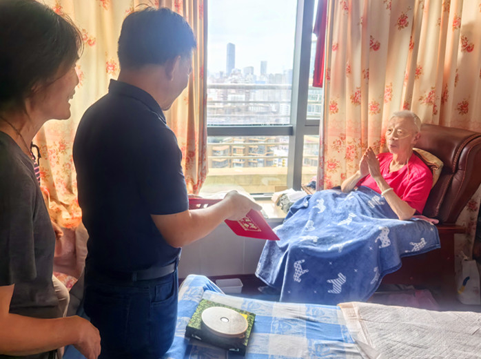 八旬退休教師「獻寶」休寧狀元博物館