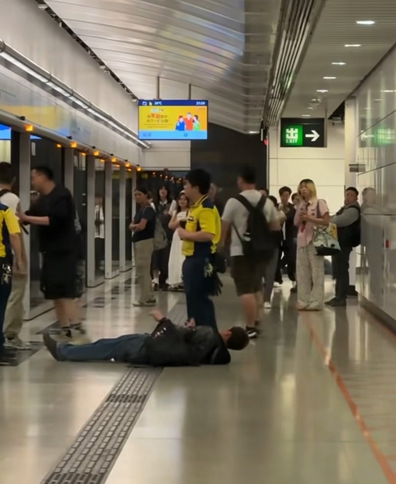 有片｜中年漢港鐵疑阻礙車門 捱「無影腳」惹網民熱議