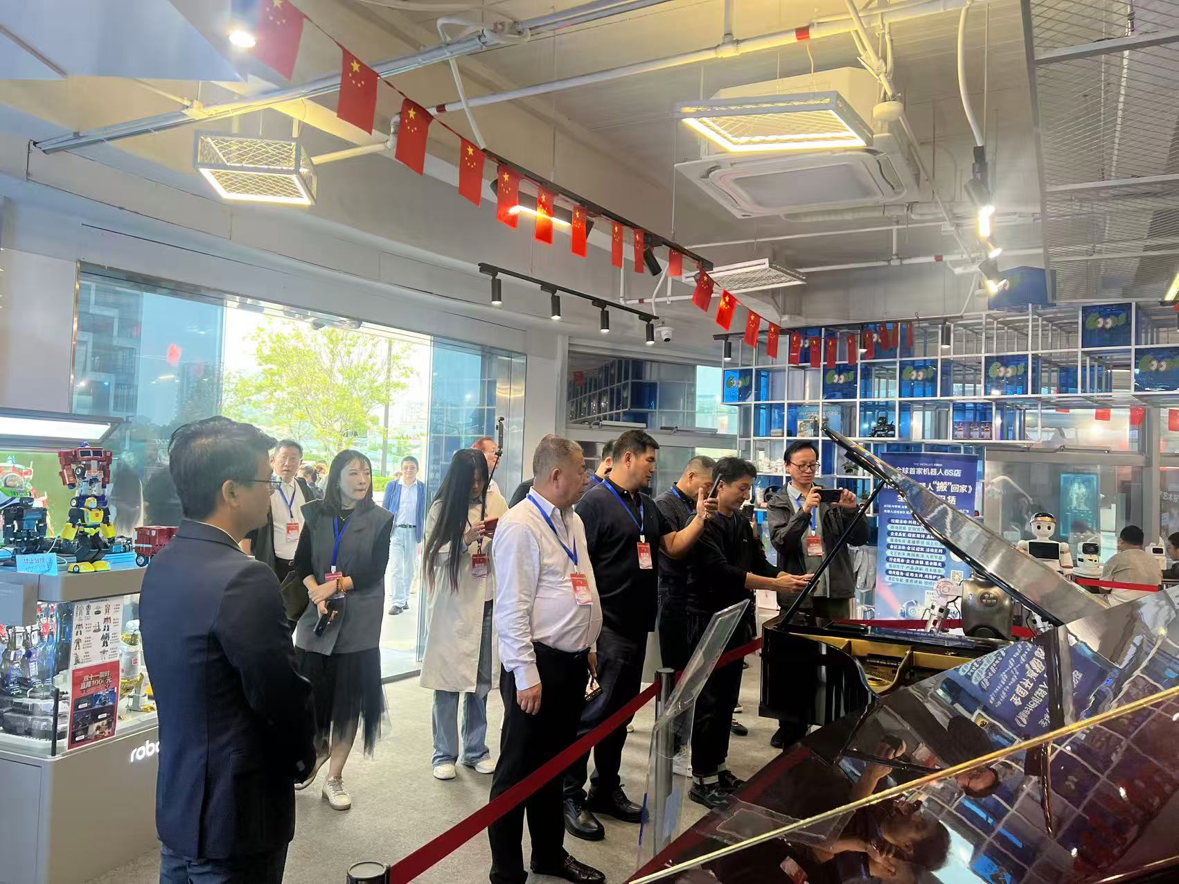 打卡全球首家機器人6S店 華文媒體高層見證「未來已來」