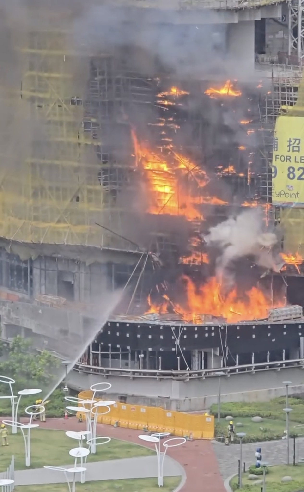 有片〡啟德地盤棚架火警 200工人疏散無人傷  