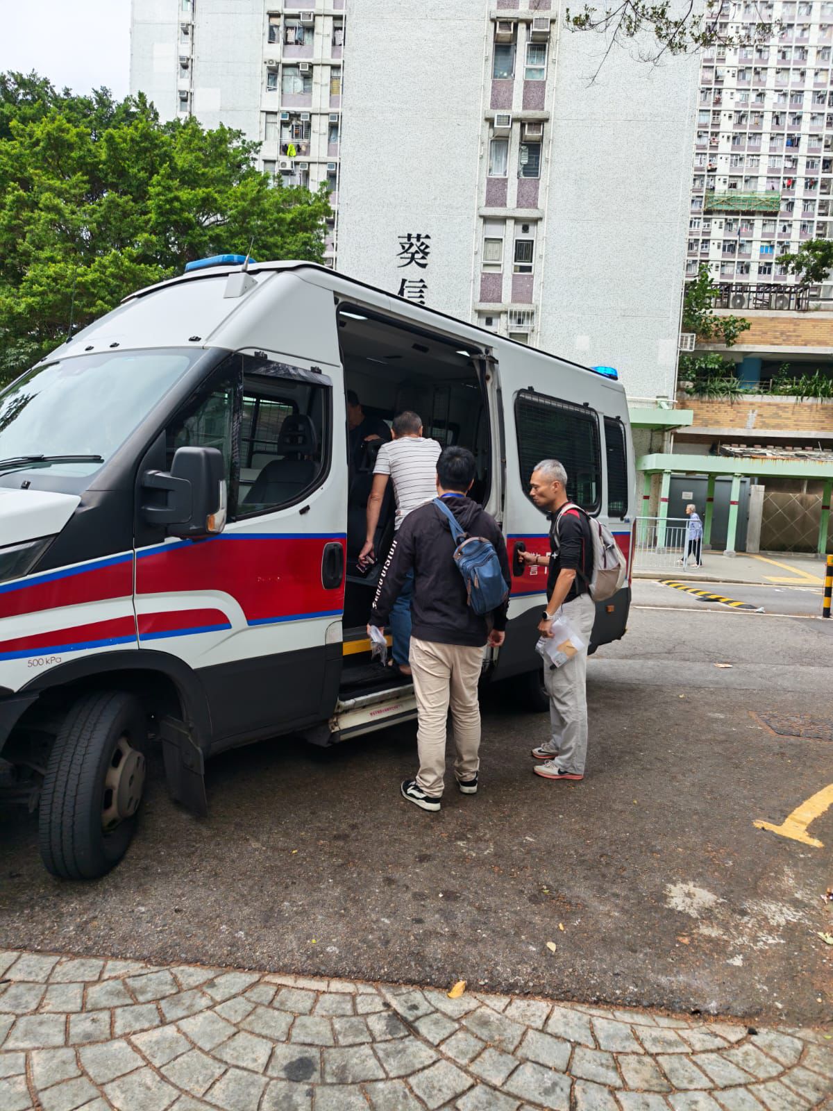  警方葵涌打擊街頭賭博 拘捕4名男子