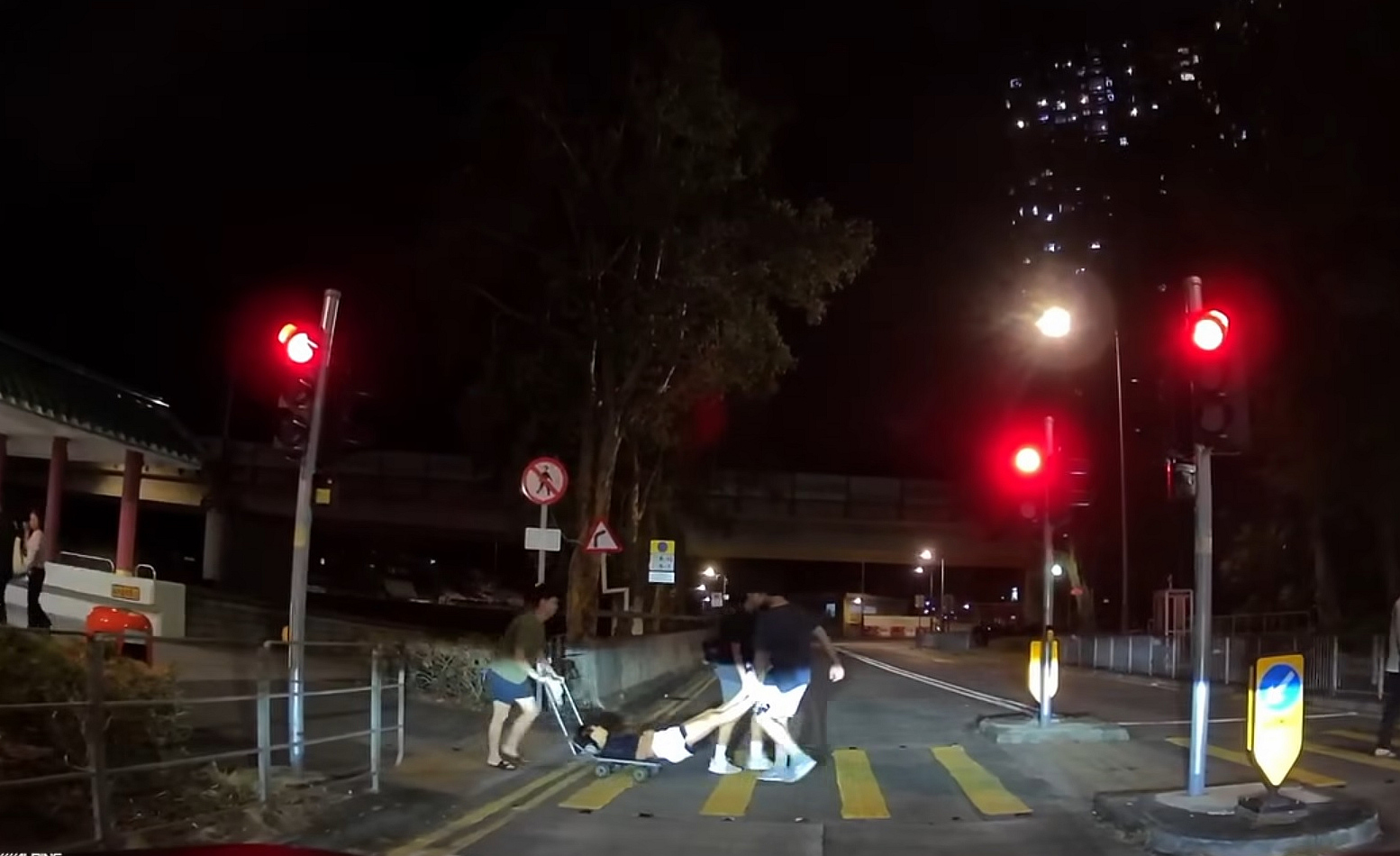 有片〡大埔手推車運醉酒男 惹「棄屍」疑雲