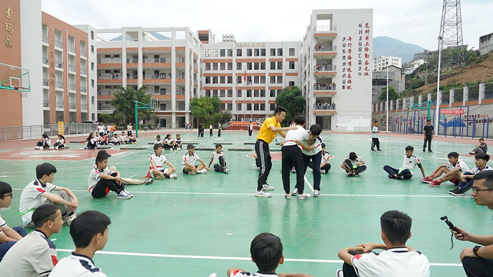 大山孩子「引路人」 四川綿竹支教教師鄔明春點亮彝鄉體育之光