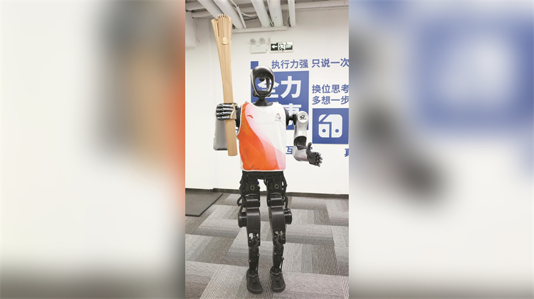 十五運會深圳賽區火炬傳遞有位特殊火炬手 機器人「夸父」將完成百米傳遞