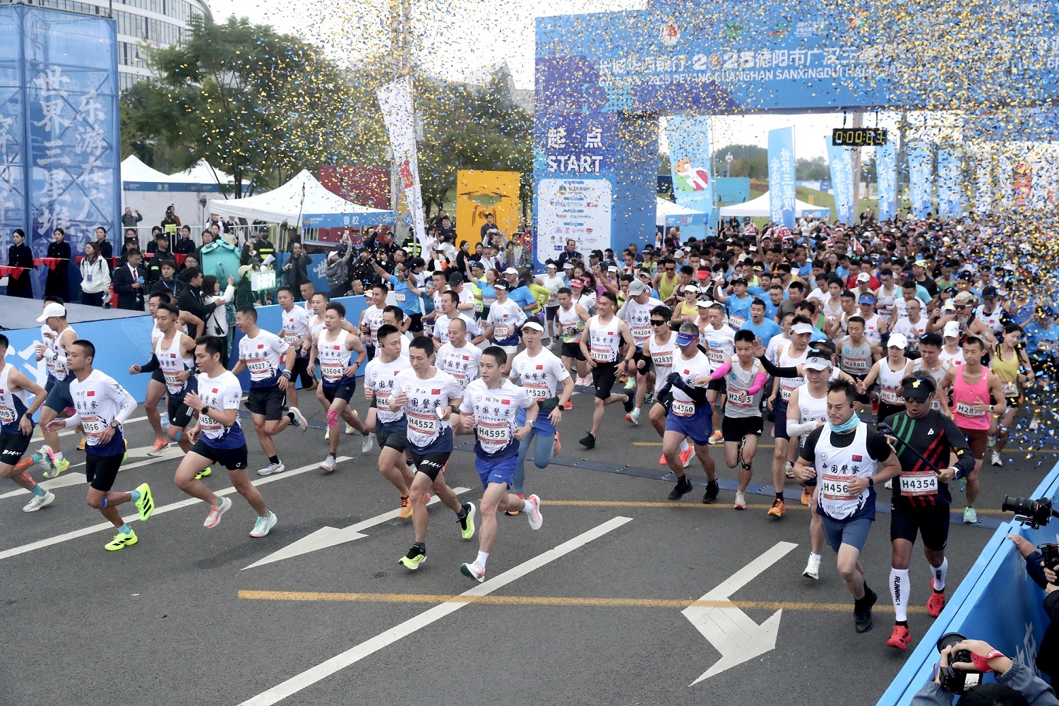 有片│2025德陽市廣漢三星堆半程馬拉松邁出文體旅商融合新步伐