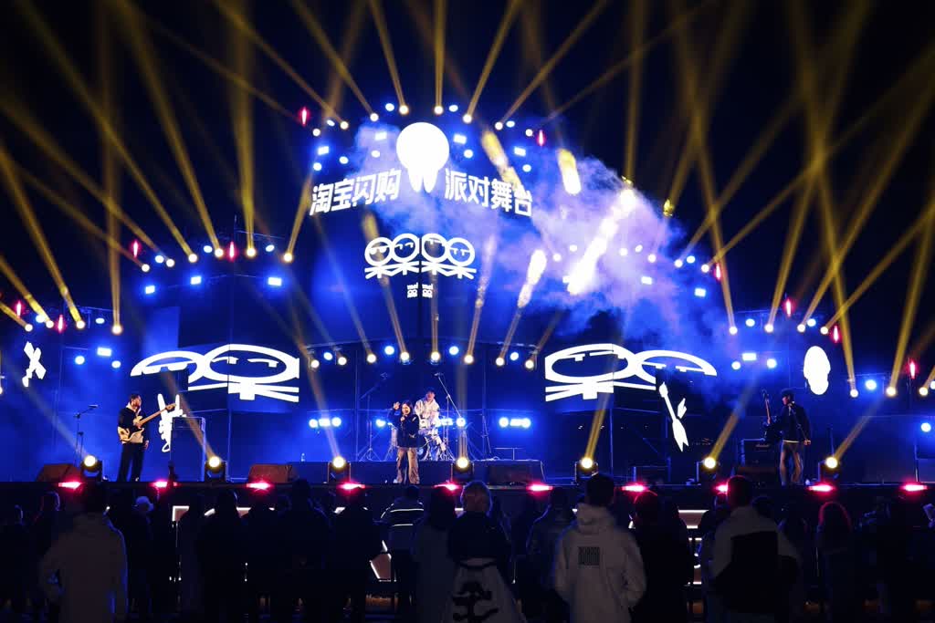 「賽事+音樂」 四川綿陽遊仙「川超」轉播現場火了