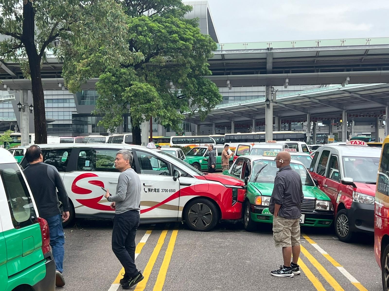 深圳灣口岸兩的士相撞 司機捱撞浴血送院