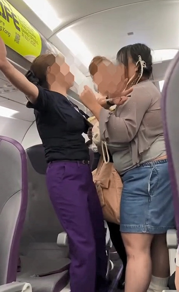 有片〡情侶航班上激烈爭執 被請離機倉延誤半小時