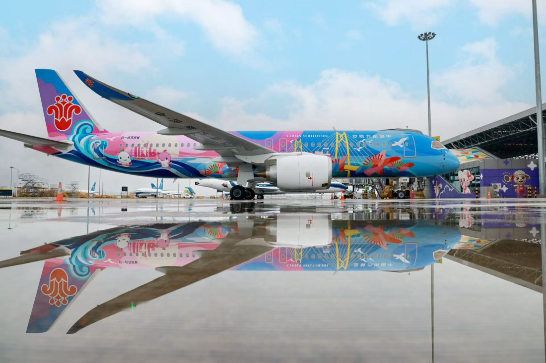 有片︱國內首架C919十五運會主題彩繪飛機首航