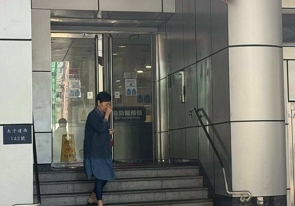 國安處追查逃犯黃振華在港聯繫 母親遭帶走助查