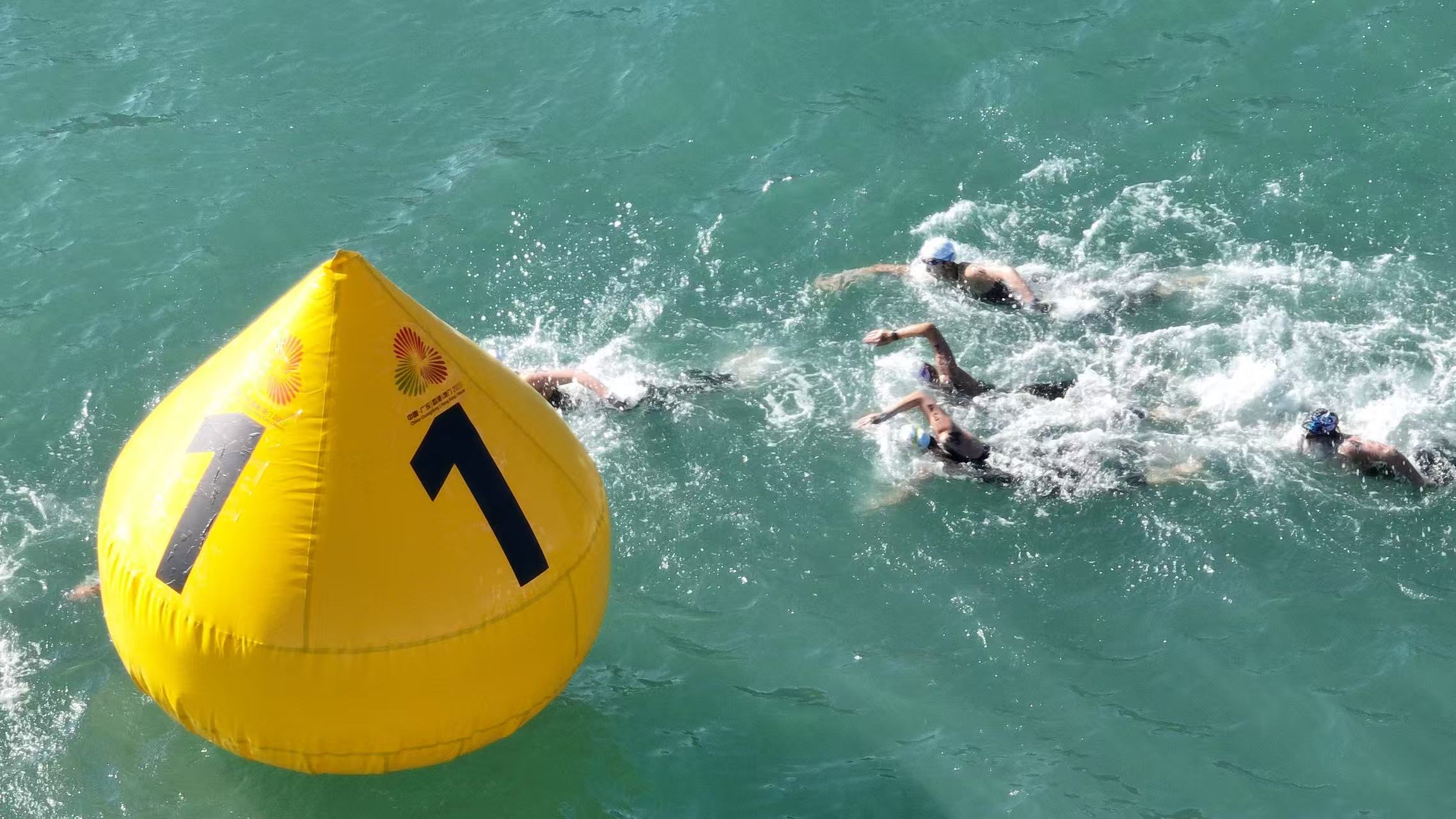 最美賽場！十五運會女子馬拉松游泳決賽在深圳大鵬開賽