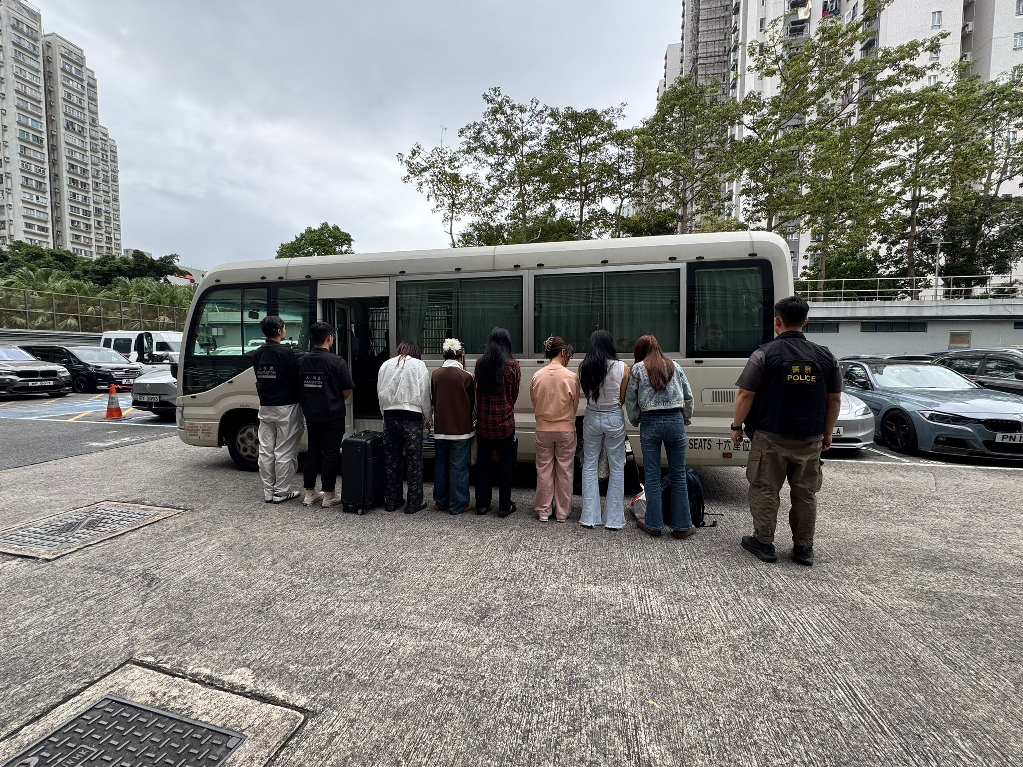 警方新界北區掃黃拘12名內地女