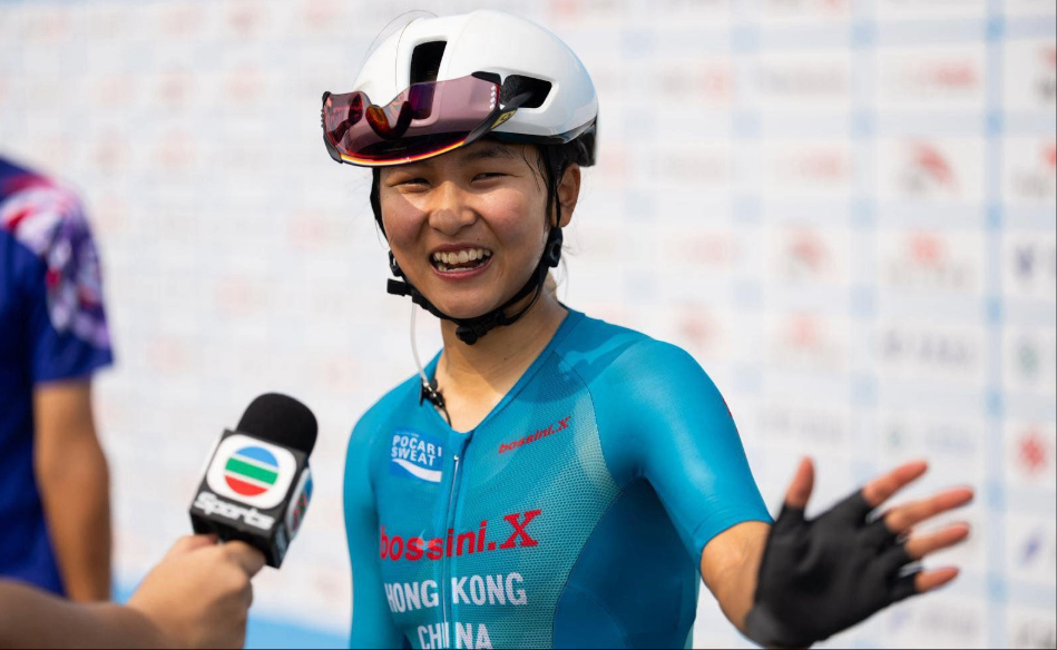 羅淑佩祝賀李思穎於十五運會取得金獎