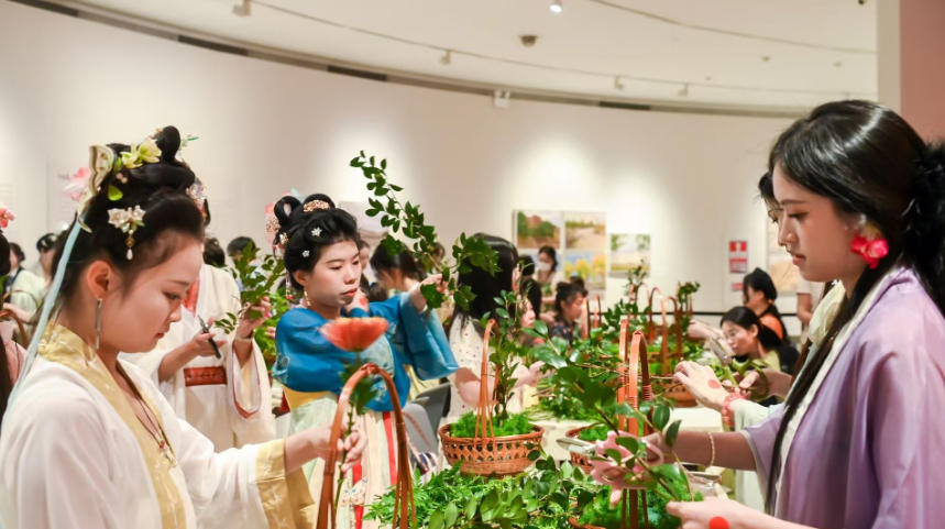 現代版《簪花仕女圖》現身深圳 「美術館之夜」上新