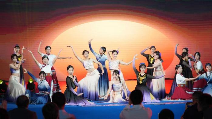 2025粵港澳大灣區高校校友科創節「五經教育·AI之夜」文藝晚會成功舉辦