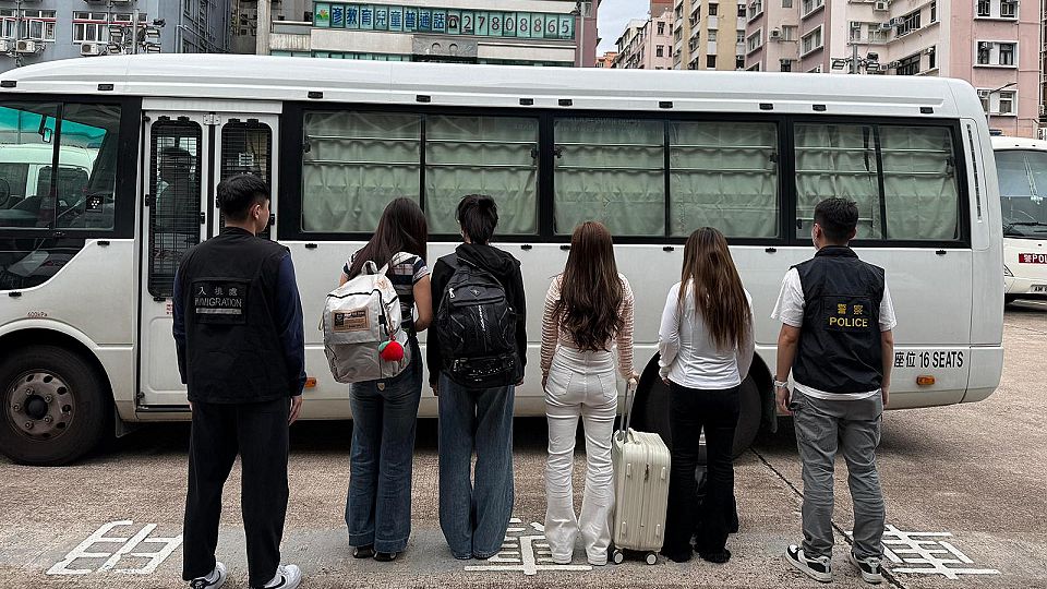 警方旺角打擊黑工 拘捕14名女子