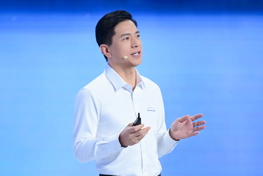 2025百度世界大會發布多項重磅AI新成果 李彥宏論道AI未來