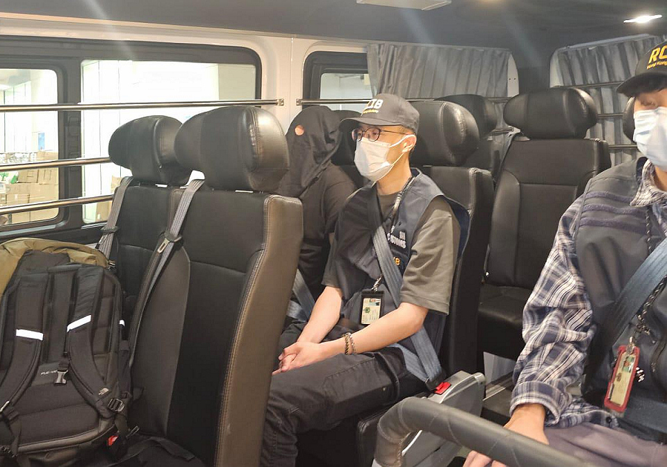 海關粉嶺破私煙儲存倉 拘一男檢1.23億元私煙