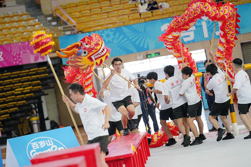 有片〡十五運會佛山舞龍障礙賽 少年警訊代港出戰展現團隊精神