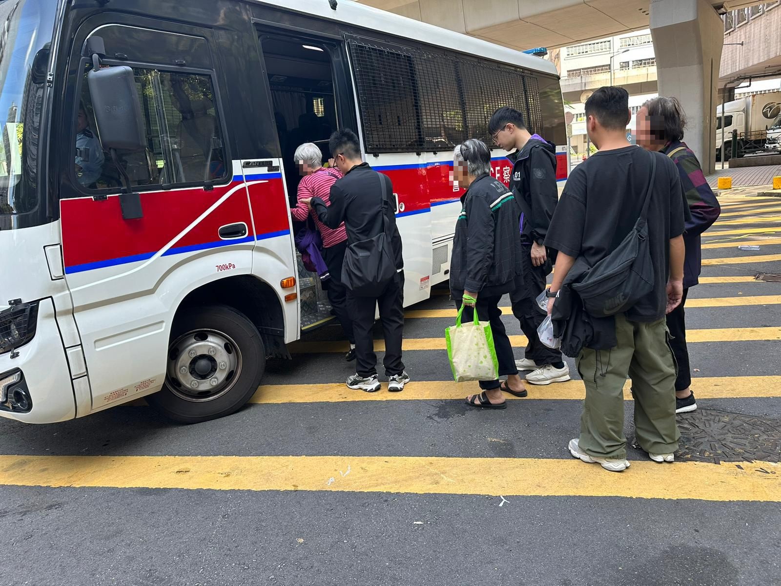  警方葵涌打擊街頭賭博拘4女